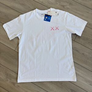 Uniqlo UT Kaws Sesame Street Elmo Pink Graphic Tee White Women's M NWT Limited